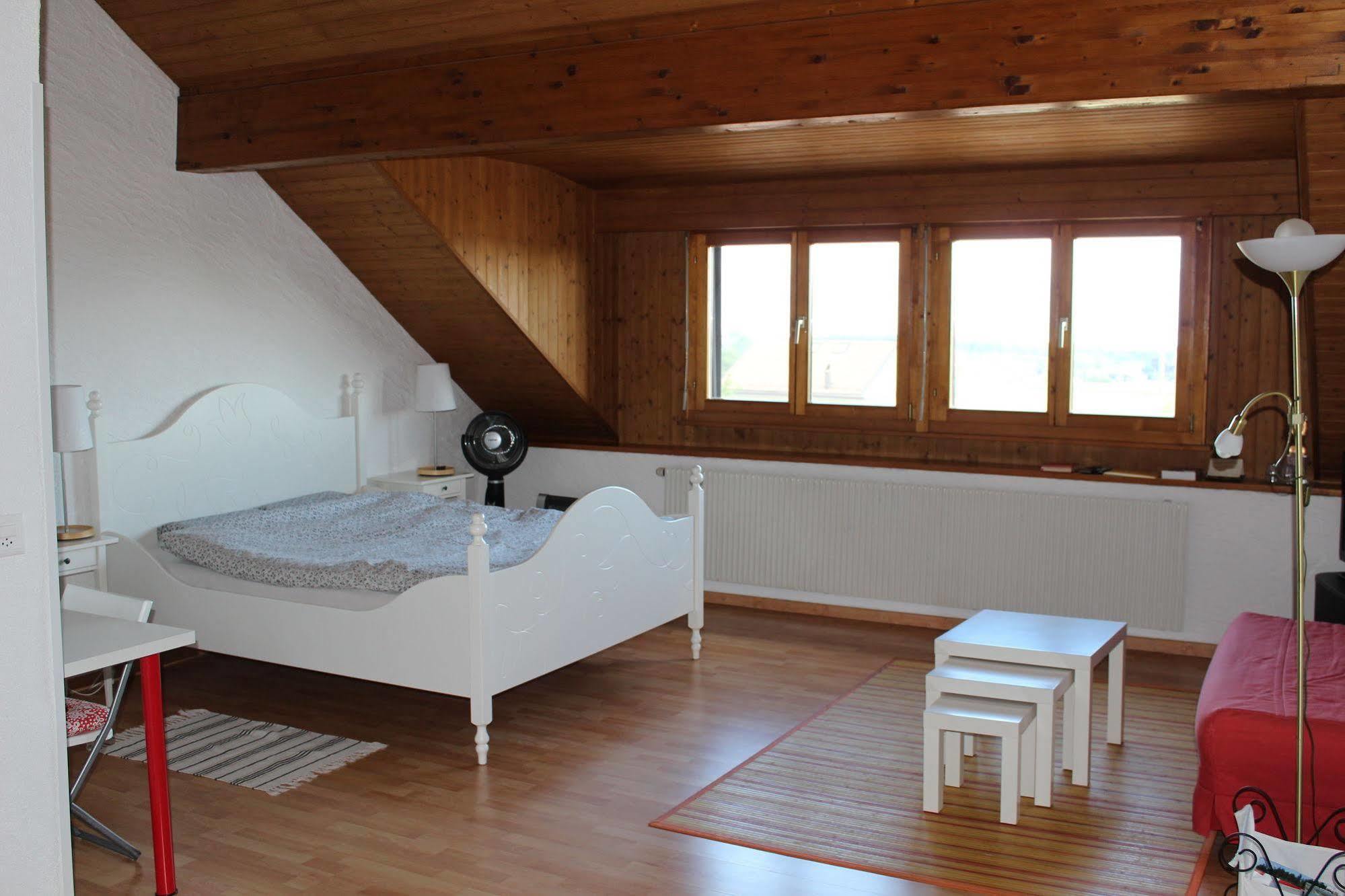 Au Coeur Du Vignoble Sur Bursins Bed and Breakfast Buitenkant foto