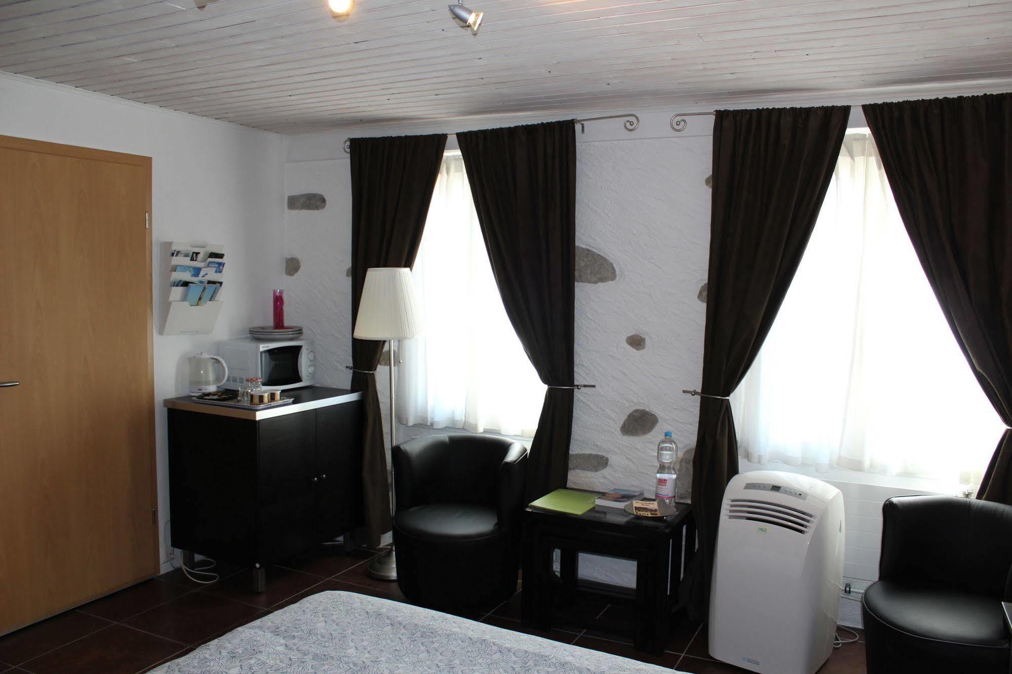 Au Coeur Du Vignoble Sur Bursins Bed and Breakfast Buitenkant foto
