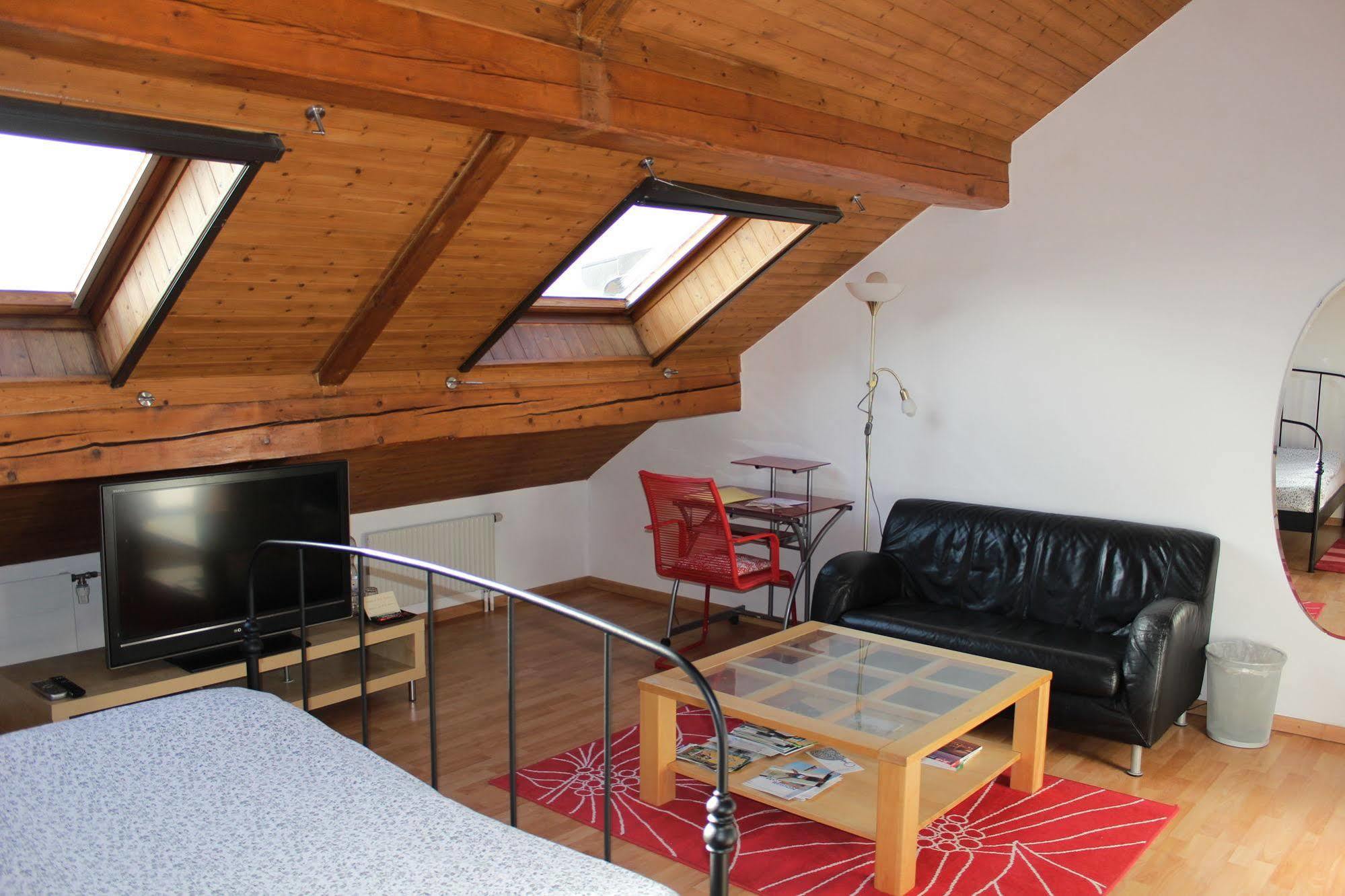 Au Coeur Du Vignoble Sur Bursins Bed and Breakfast Buitenkant foto